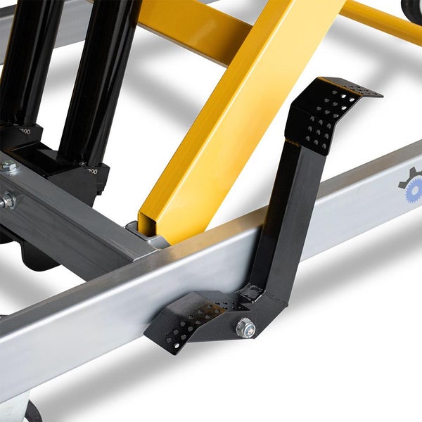 Detailansicht einer Hebebühne mit schwarzem Bedienhebel und silberfarbenen Metallelementen