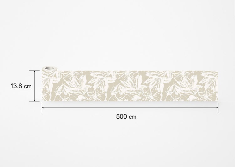 Helle Tapetenbordüre mit grafischen Baum-Motiven in einem modern eingerichteten Wohnzimmer mit hellem Sofa und Holztischen.