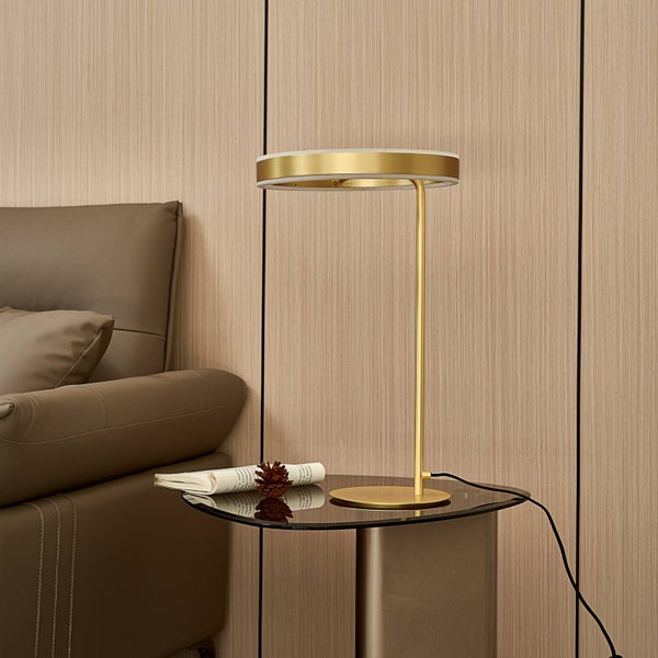 Dekorative gelbe Rosen im Topf auf einem Holztisch und einem Rattan-Hocker