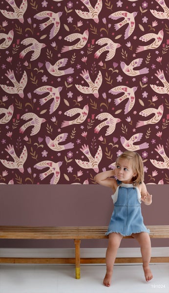 Tapete mit Vogel- und Blumenmuster im Kinderzimmer
