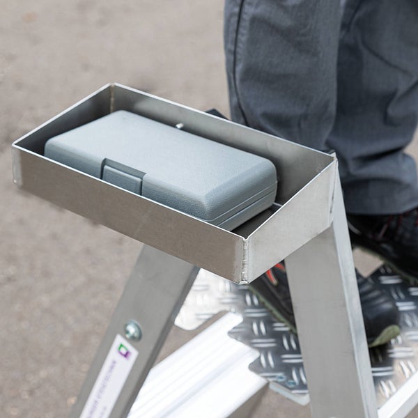 Detailansicht einer Trittleiter mit Ablage und Werkzeugkasten