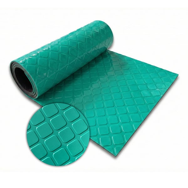 Grüne Gummimatte mit quadratischem Noppenmuster, teilweise aufgerollt.