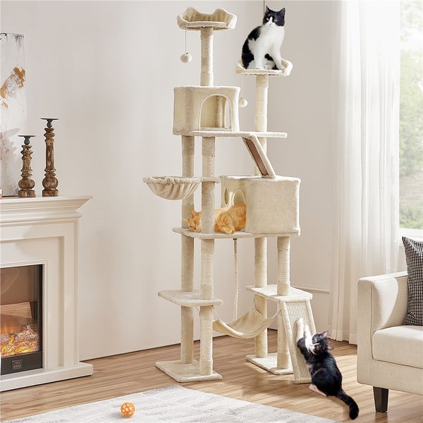 Katzenkratzbaum mit mehreren Ebenen, Katzenhäusern und Spielzeug, in einem Wohnzimmer mit Katzen.