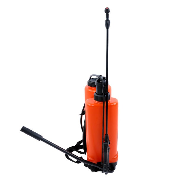 Rückenspritze aus Kunststoff in Orange mit schwarzer Sprühlanze, Pumphebel und Tragegurten.