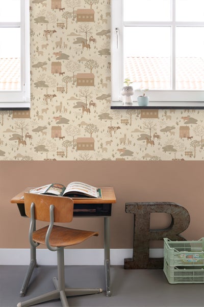 Kinderzimmer mit Tapete mit Tiermotiven, Schreibtisch und Stuhl