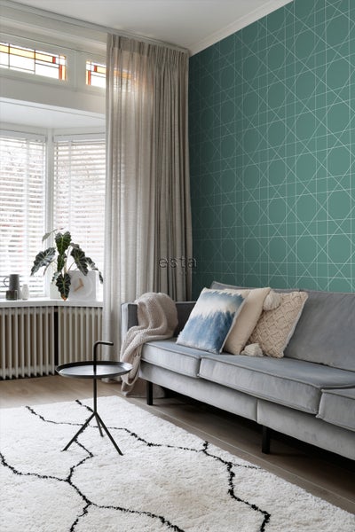 Wohnzimmer mit Sofa, Teppich und gemusterter Tapete