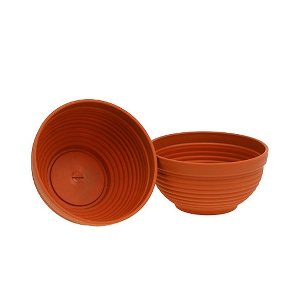 Zwei Pflanzschalen aus Kunststoff mit horizontalen Rillen in Terracotta.