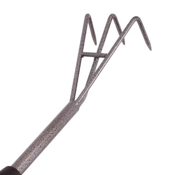 Hand-Grubber aus Metall mit drei Zinken zur Bodenlockerung.