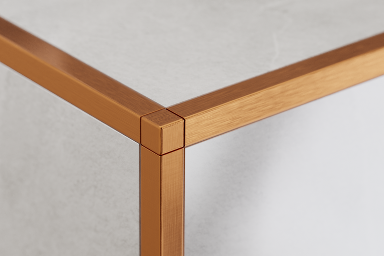 Detailansicht einer Tischkante mit Metallrahmen