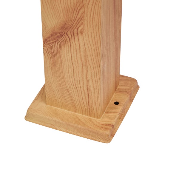 Pfostenfuß in Holzoptik mit vorgebohrtem Loch für die Bodenmontage.