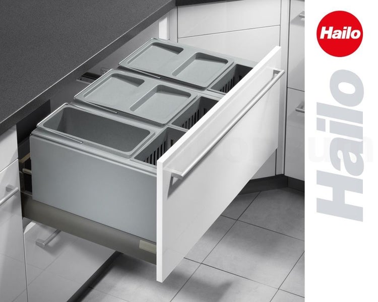 Hailo Einbau-Mülltrennsystem in einer weißen Küchenschublade mit mehreren grauen Kunststoffbehältern und Deckeln. Hailo Logo.