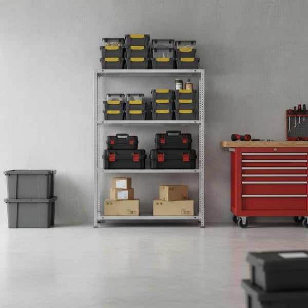 Organisierte Werkstatt mit silbernem Schwerlastregal, gefüllt mit Lagerboxen, Werkzeugkoffern und Kartons neben einem roten Werkstattwagen.
