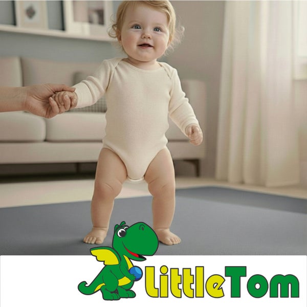 Kleinkind macht erste Schritte auf einer LittleTom Krabbelmatte