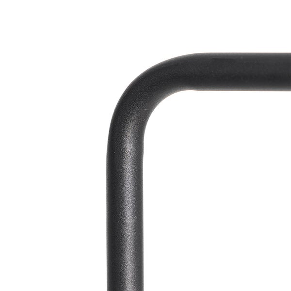 Detailansicht eines gebogenen Metallrohrs