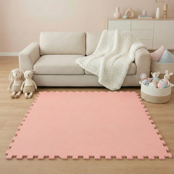 Rechteckige Puzzlematte aus Schaumstoff in einem hellen Kinderzimmer vor einem Sofa mit Kuscheltieren.