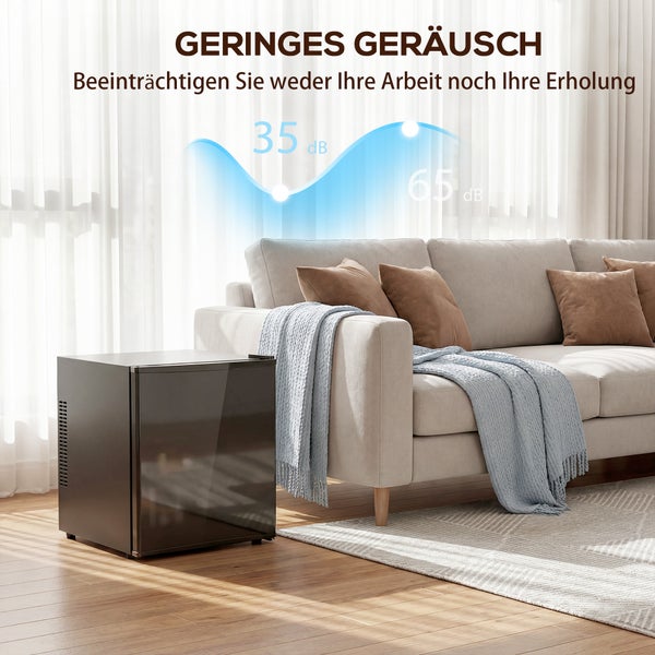 Geräuscharmer Mini-Kühlschrank mit 35 Dezibel in einem hellen Wohnzimmer neben einem Sofa.