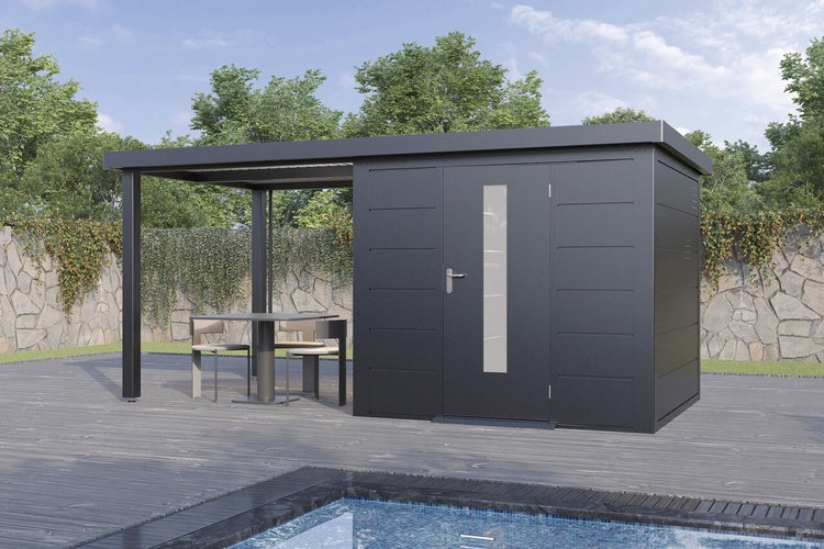 Modernes Gartenhaus aus Metall mit integriertem Terrassendach auf einer Holzterrasse mit Pool vor einer Natursteinmauer und grünen Bäumen.
