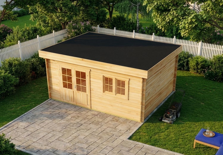 Modernes Gartenhaus aus Holz mit Flachdach, Doppeltür mit Fenstern und Doppelfenster auf einer Steinterrasse im Garten.