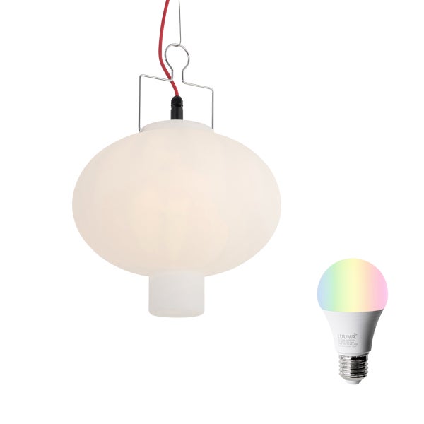 Ovale Pendelleuchte mit mattweißem Schirm und rotem Kabel, inklusive einer farbigen Smart LED-Lampe.