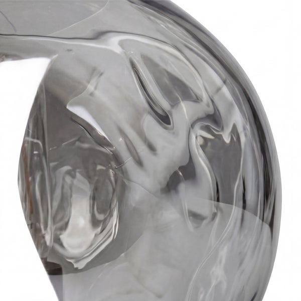 Detailansicht eines Lampenschirms aus Glas mit strukturierter gewellter Oberflaeche aus Rauchglas.