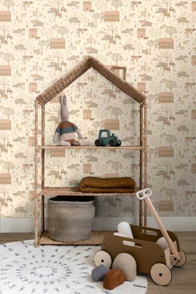 Dekoratives Kinderzimmer mit gemusterter Tapete, Regal in Hausform und Spielzeug