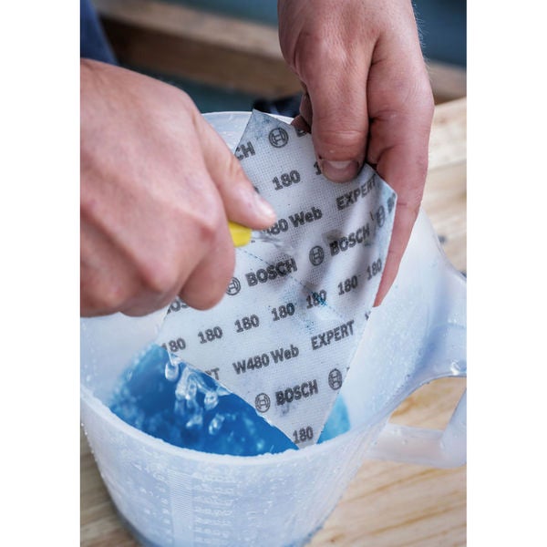 Schleifen einer Holzoberfläche mit Schleifpapier Körnung 120