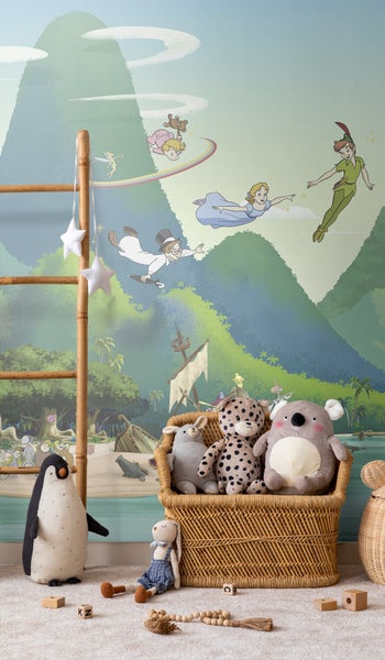 Kinderzimmer mit Peter Pan Tapete, Holzleiter und gefülltem Korb mit Plüschtieren