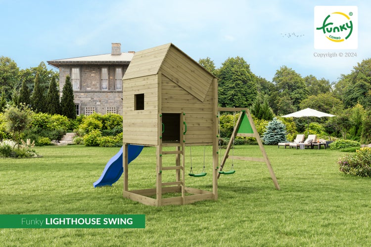 Holz-Spielturm Lighthouse Swing mit Spielhaus, blauer Rutsche und Doppelschaukel in einem weitläufigen Garten. Funky Combo Logo.