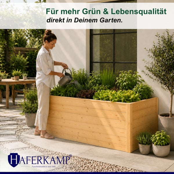 Eine Frau gießt Pflanzen in einem hölzernen Hochbeet auf einer Terrasse. Unten links das Haferkamp Logo.