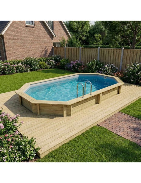 Holzpool mit Leiter im Garten