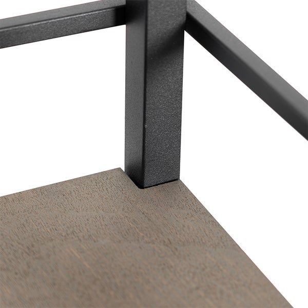 Detailansicht eines Regals mit Metallrahmen und einem Regalboden aus Holz mit sichtbarer Maserung