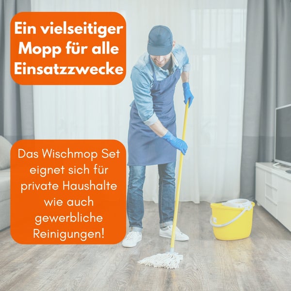 Mann wischt mit einem Wischmopp den Boden in einem Wohnzimmer.