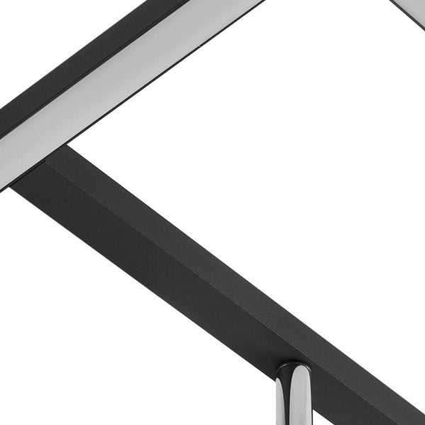 Detailansicht einer modernen LED-Deckenleuchte mit schwarzen quadratischen Rahmen und integrierter Lichtquelle.