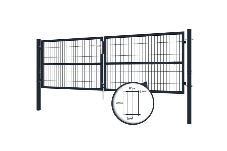 Doppelflügeltor aus Metall vor einem Wohnhaus