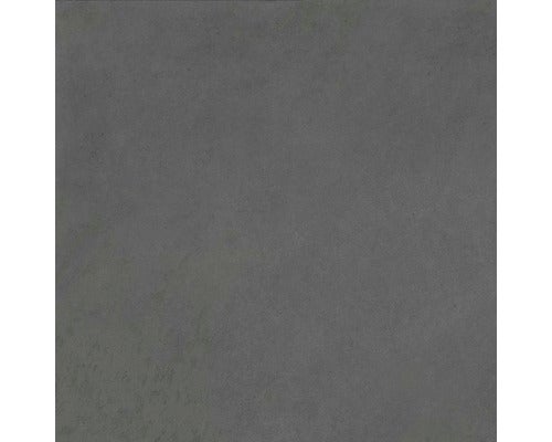 Quadratische Feinsteinzeugfliese in dunkelgrauer Betonoptik mit matter Oberfläche.