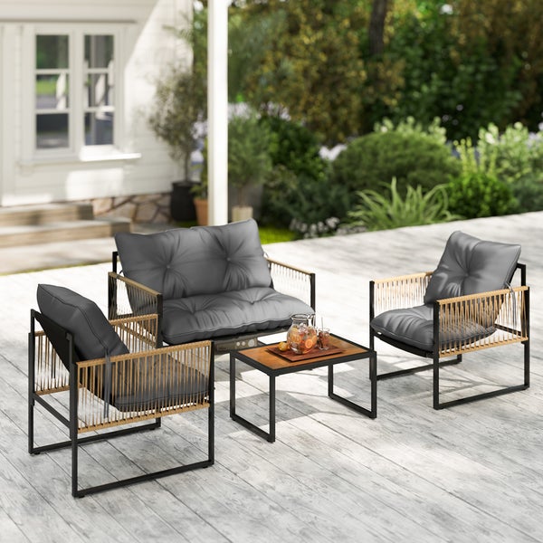 Modernes Garten-Lounge-Set aus Metall und Seilgeflecht mit Sofa, zwei Sesseln und Couchtisch auf einer hellen Holzterrasse.