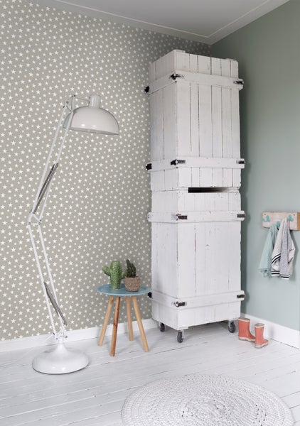 Kinderzimmer mit Stehlampe, Beistelltisch, Dekoration, Kleidung und hohem Schrank