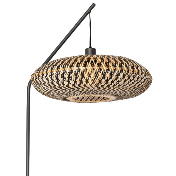 Stehleuchte mit geflochtenem Lampenschirm
