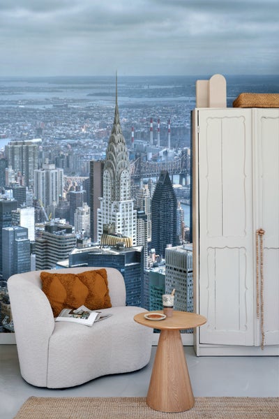Wohnzimmer mit Sessel, Beistelltisch und New York Skyline Tapete