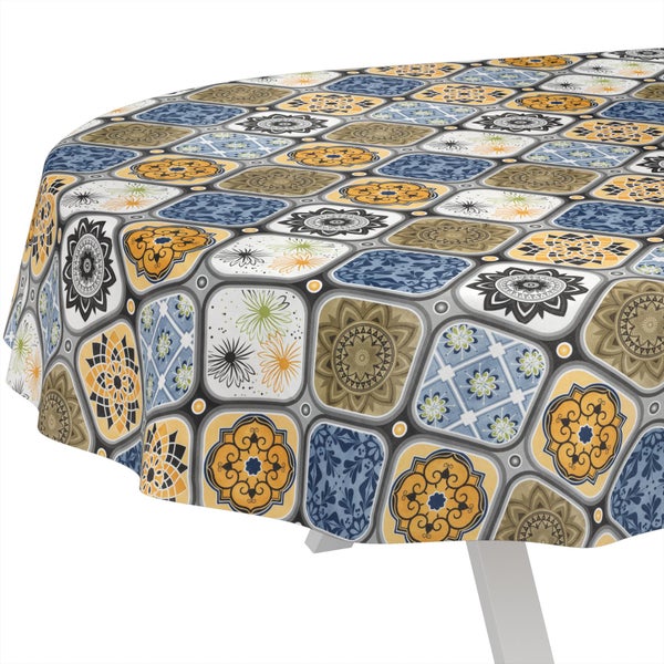 Rundes Tischtuch mit buntem Fliesenmuster, Mandalas und floralen Motiven.