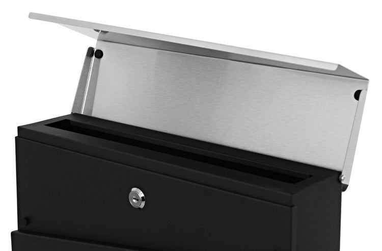 Geöffneter Briefkasten aus Metall mit Schloss