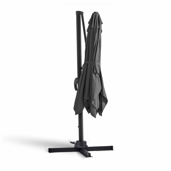 Geschlossener Ampelschirm mit schwarzem Gestell und anthrazitfarbenem Bezug auf einem Kreuzfuß.