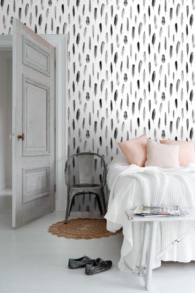 Schlafzimmer mit Feder-Tapete, Bett und Stuhl