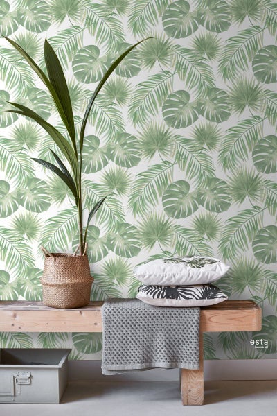 Raum mit Tapete mit Pflanzenmotiven, Bank, Kissen und Topfpflanze