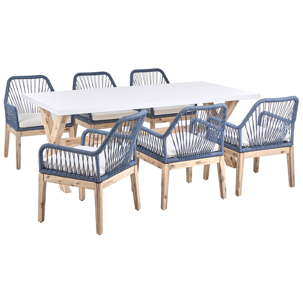 Gartenmöbel-Set mit weißem Tisch und sechs Stühlen mit Holzbeinen, blauem Seilgeflecht und weißen Sitzkissen.