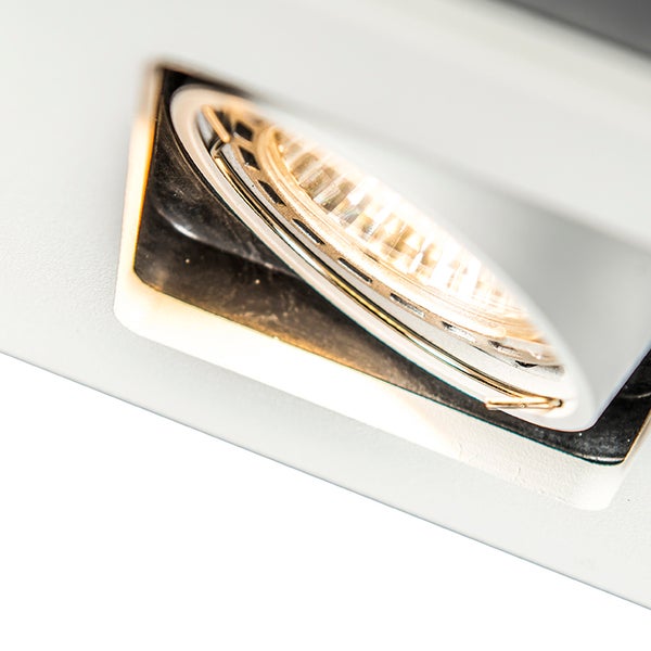 Einbaustrahler mit verstellbarem quadratischem Rahmen und eingeschalteter Lichtquelle mit warmem Licht.