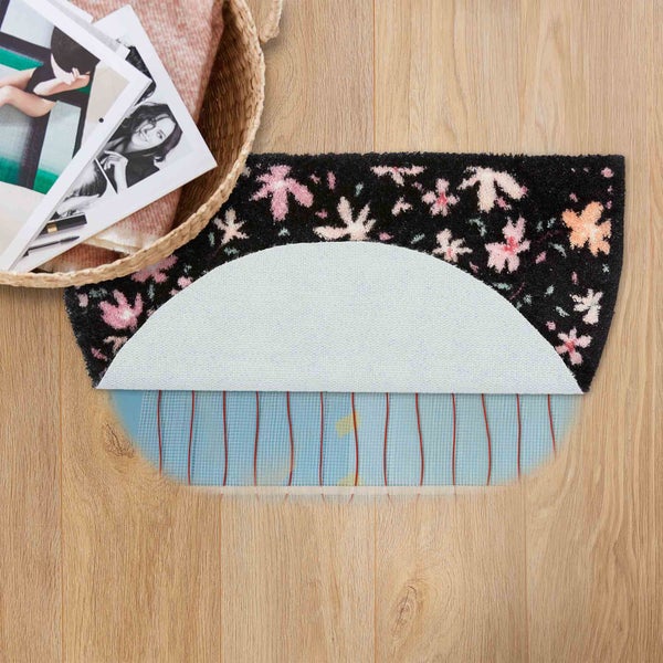 Halbrunde Fußmatte mit Blumenmuster auf Holzboden