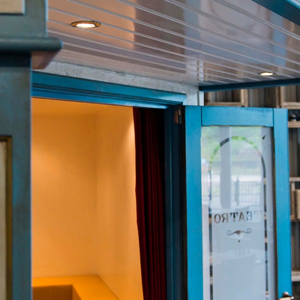 Szene eines Innenraums mit Kabine, Deckenleuchten und blauer Tür