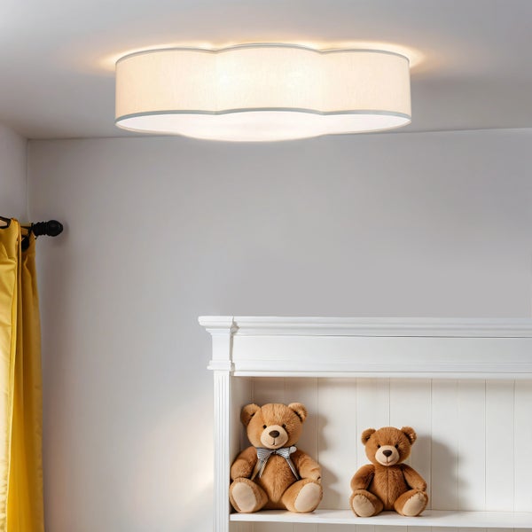 Zimmer mit Wolkenlampe und Teddybären im Regal