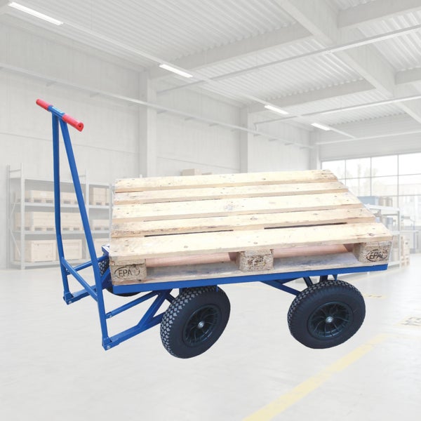 Ein blauer Transportwagen für Paletten mit vier Gummireifen und einer Europalette aus Holz im Lager.